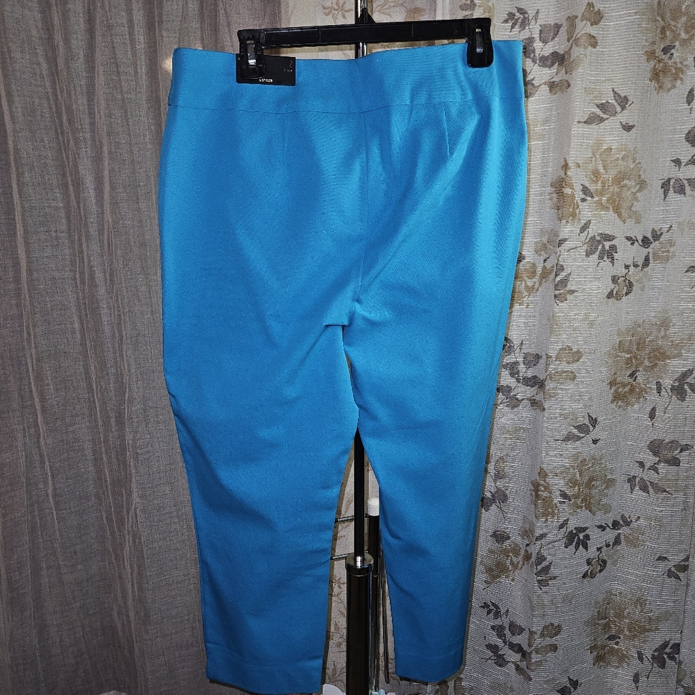 NWTs Chico’s Size 2 Capri Pants - Picture 3 of 9